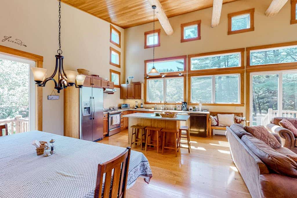 Fantastic home near the slopes and town with fast WiFi, deck, fireplace & more