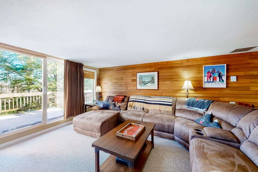 Dog-friendly townhome at the base with mountain view & woodstove - walk to lifts