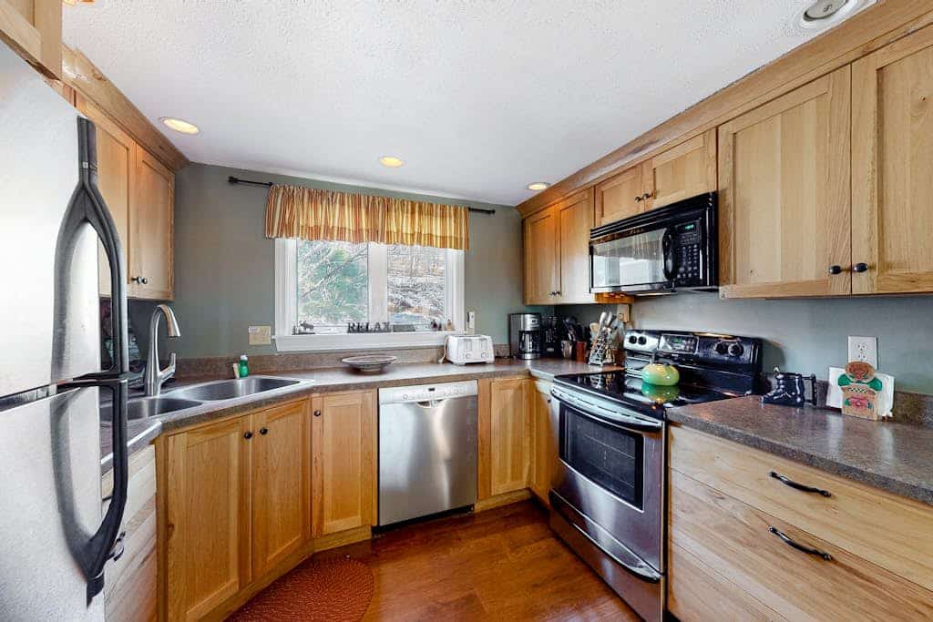 Dog-friendly townhome at the base with mountain view & woodstove - walk to lifts