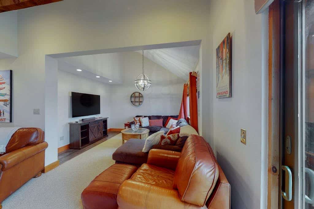 Three-story, ski-in/out condo with mountain view - dog-friendly
