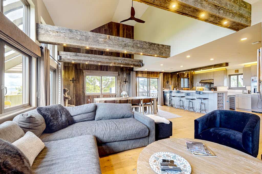 Ski-in/ski-out condo with private hot tub, amazing deck & huge view