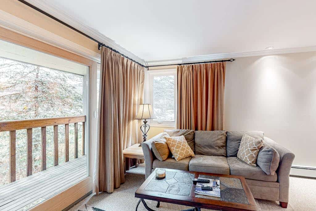 Mountain-view condo with skiing nearby, pool, and balcony - snowbird-friendly