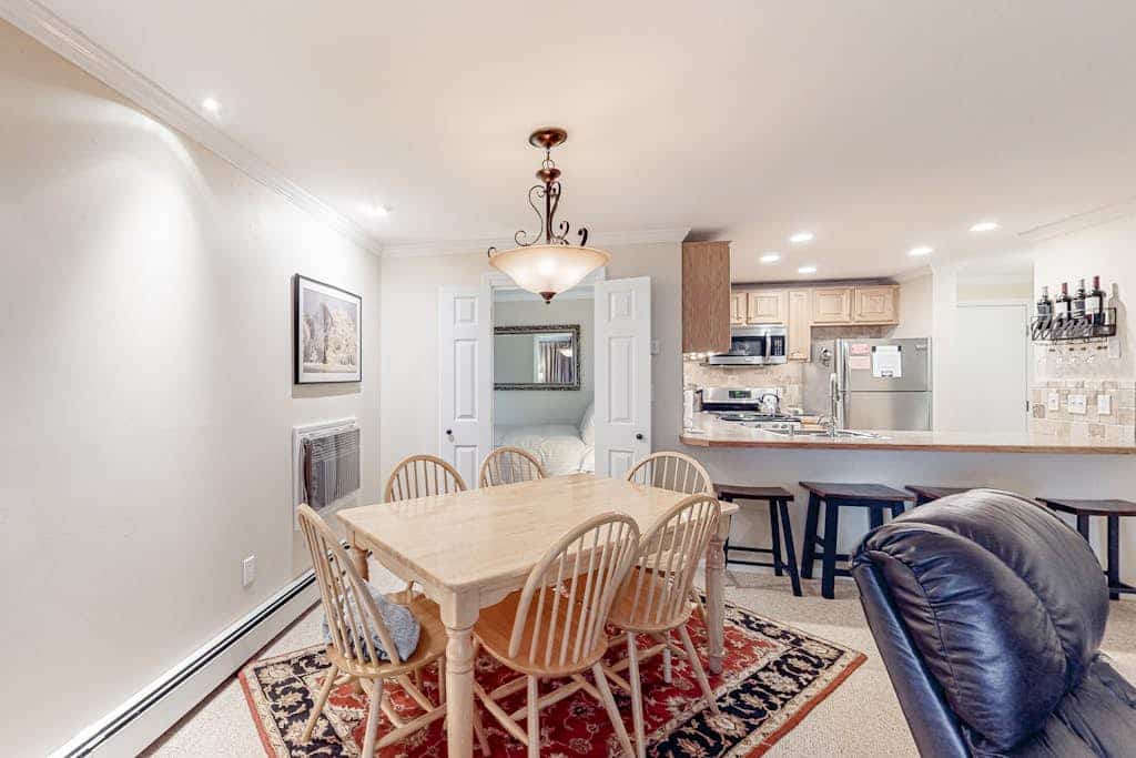 Mountain-view condo with skiing nearby, pool, and balcony - snowbird-friendly