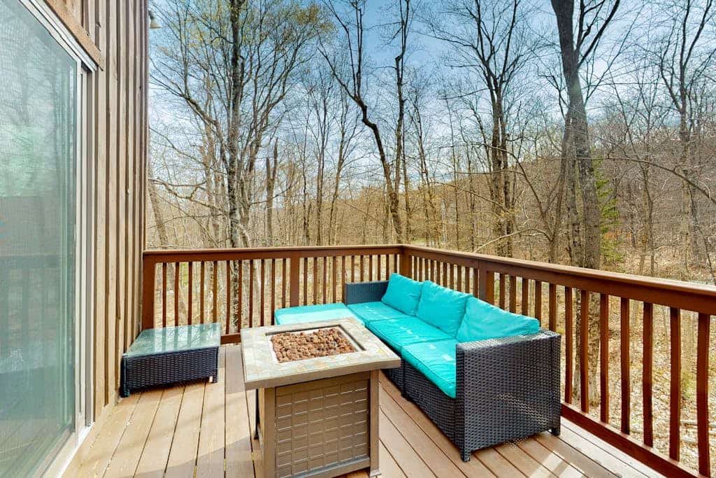 3-story dog-friendly home with private hot tub, firepit, grill, EVC