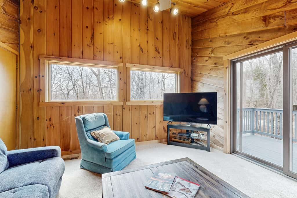 3-story dog-friendly home with private hot tub, firepit, grill, EVC