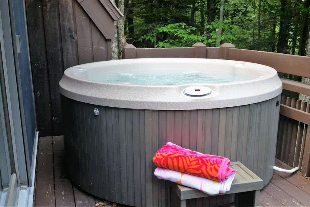 Rustic home with a private hot tub, cable, & washer/dryer