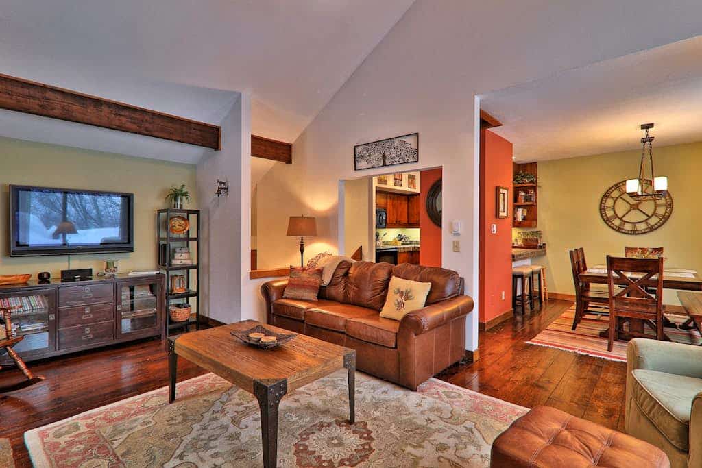 Rustic home with a private hot tub, cable, & washer/dryer