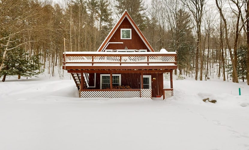 Cozy A-frame duplex w/ balcony, mountain views, lake access, fire pit, bbq, wifi