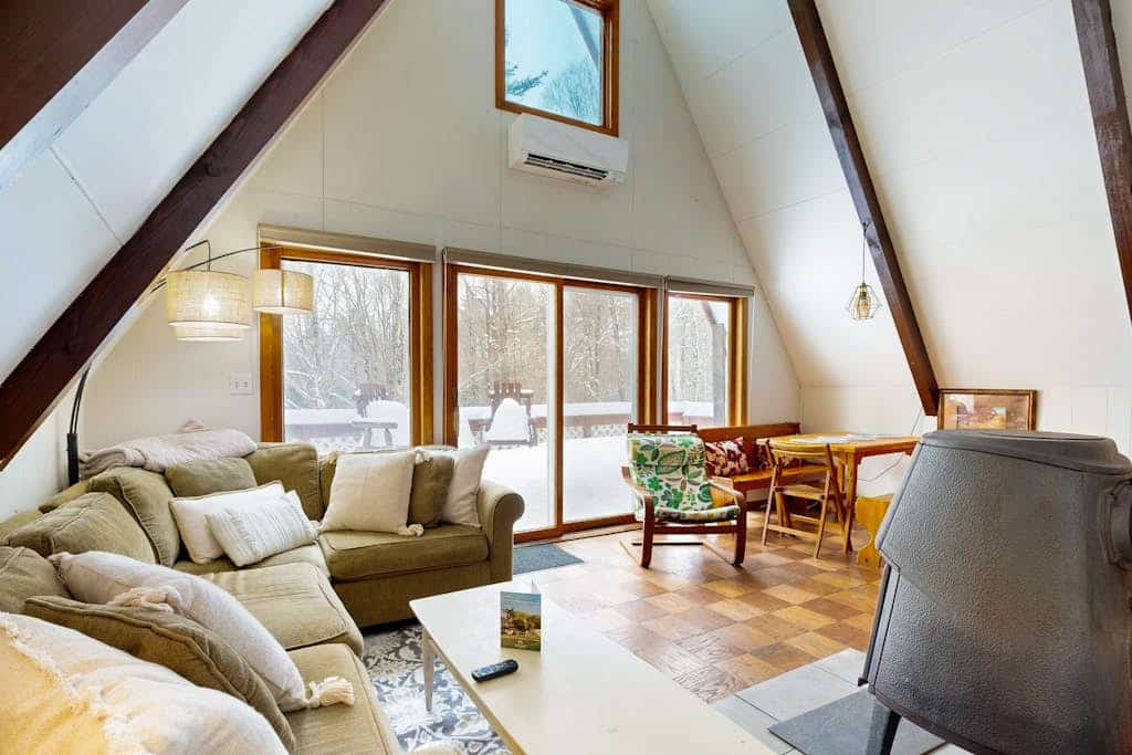 Cozy A-frame duplex w/ balcony, mountain views, lake access, fire pit, bbq, wifi