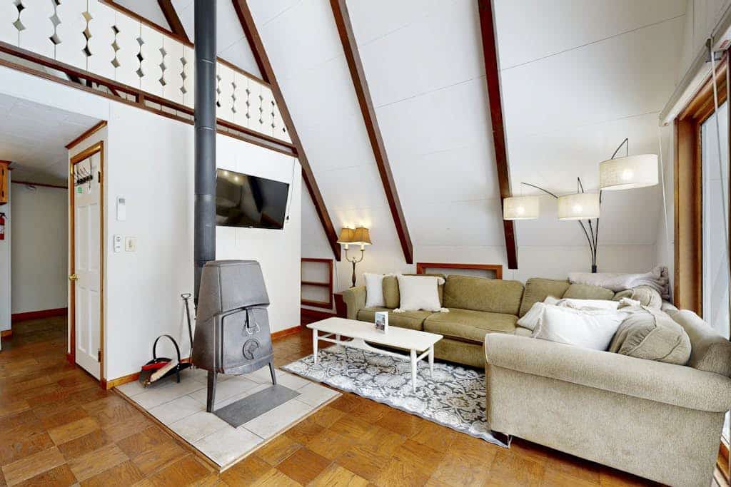 Cozy A-frame duplex w/ balcony, mountain views, lake access, fire pit, bbq, wifi