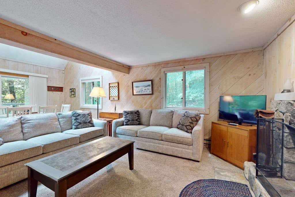 Classic, dog-friendly cabin in the woods w/ private deck