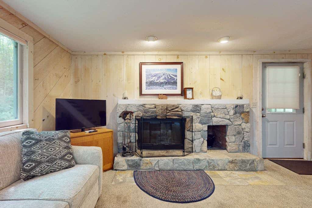 Classic, dog-friendly cabin in the woods w/ private deck