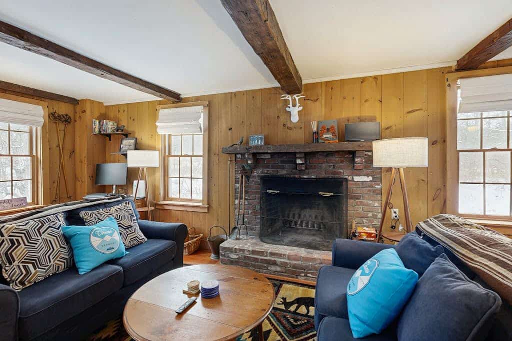 Riverfront dog-friendly house w/ fireplace, close to Killington & Okemo resorts