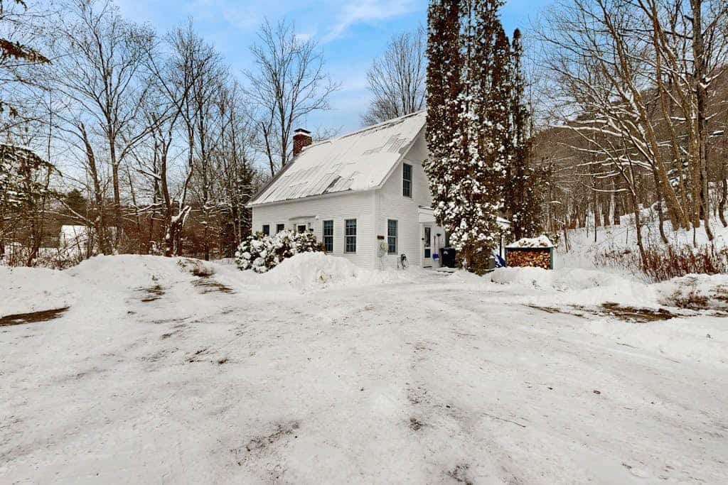 Riverfront dog-friendly house w/ fireplace, close to Killington & Okemo resorts