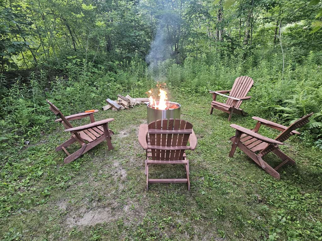 Riverfront dog-friendly house w/ fireplace, close to Killington & Okemo resorts
