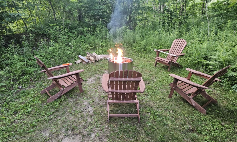 Riverfront dog-friendly house w/ fireplace, close to Killington & Okemo resorts