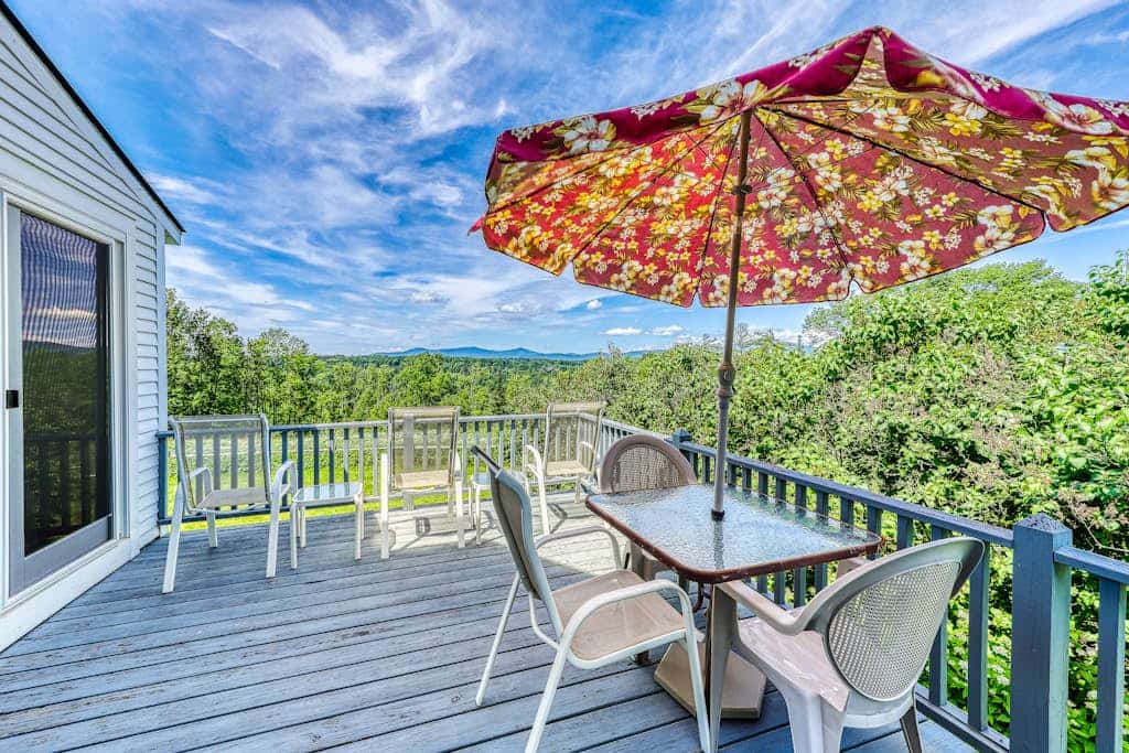 Dog-friendly house with picturesque mountain view & near skiing - close to Okemo