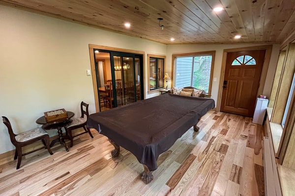Dog-friendly house w/ sauna, pool table, fireplace, deck, firepit, skiing nearby