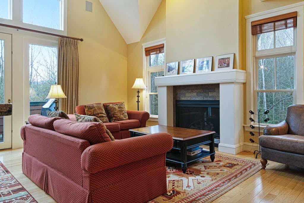 Charming & spacious two-story townhome with balcony - close to Okemo