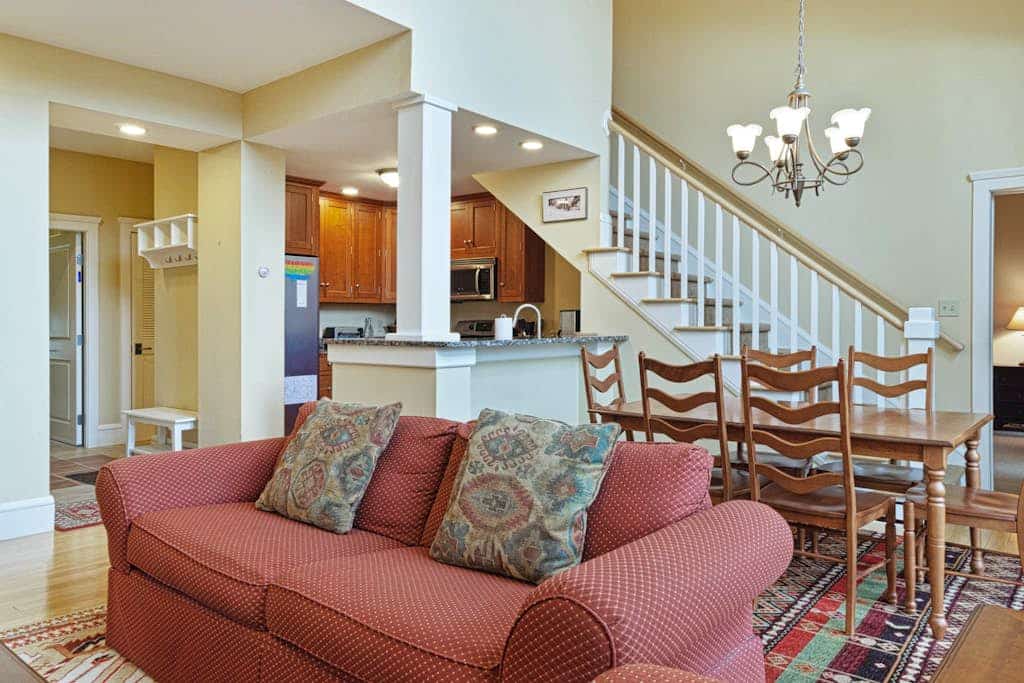 Charming & spacious two-story townhome with balcony - close to Okemo