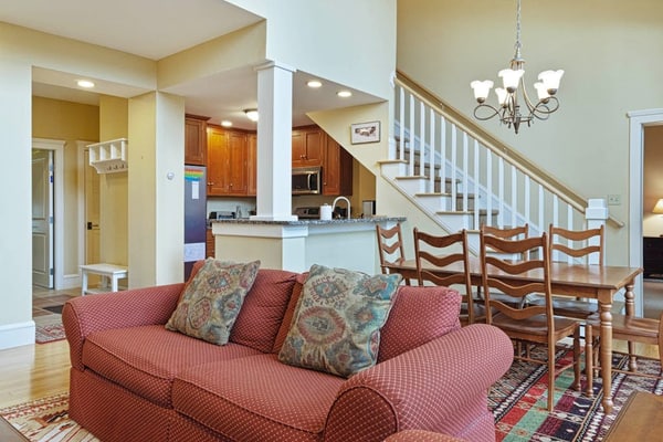 Charming & spacious two-story townhome with balcony - close to Okemo