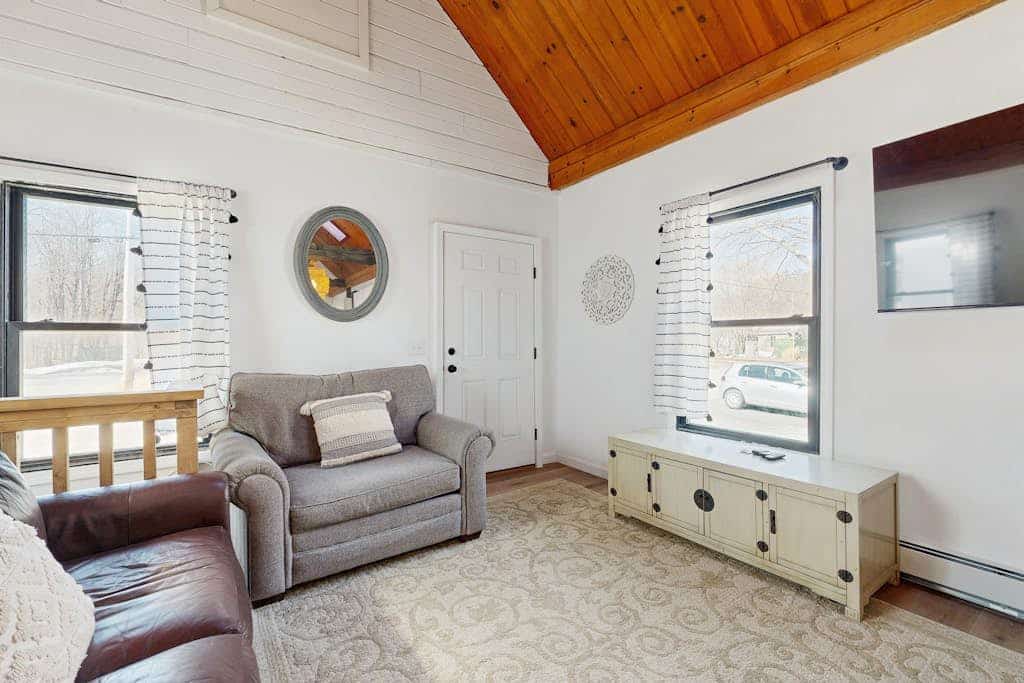 Dog-Friendly cottage w/ close to Okemo Resort, firepit, bbq, swimming hole, w/d
