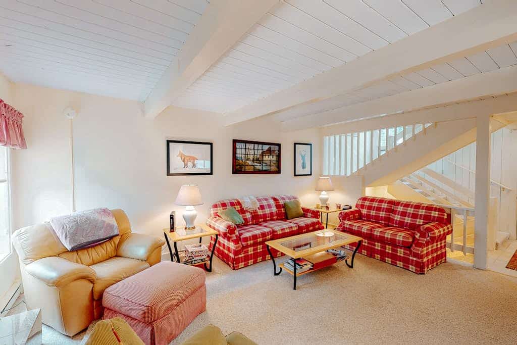 Bright & cheery condo with seasonal pool access