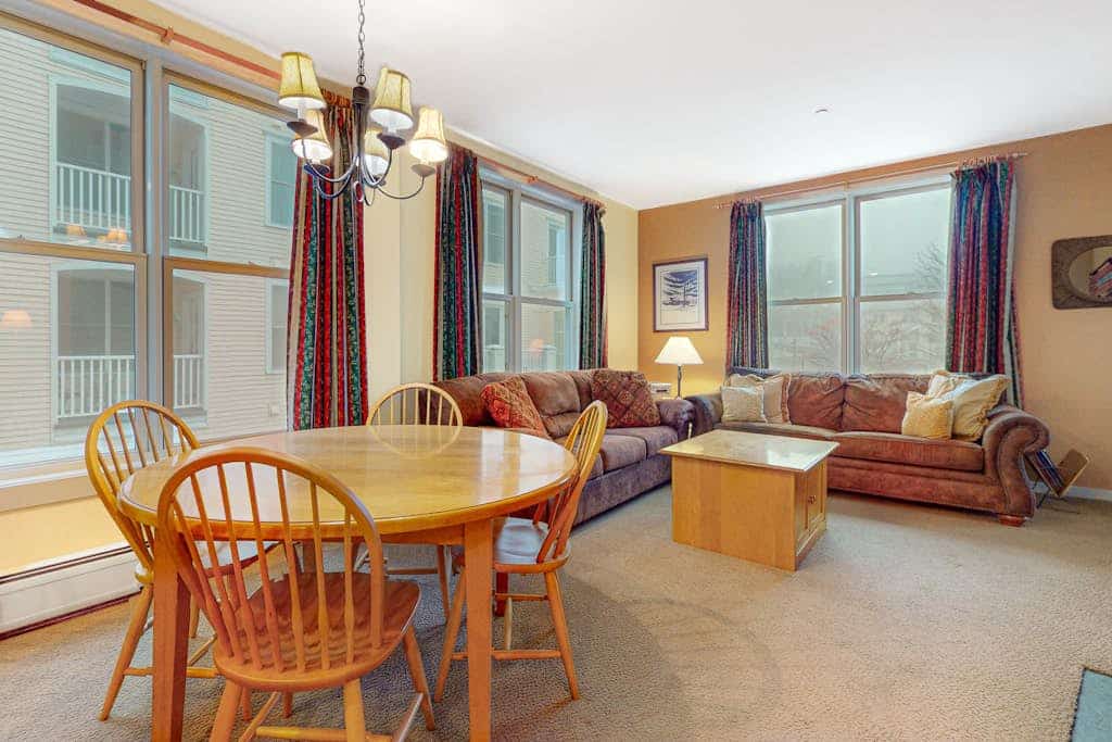 Mountain Home w/Balcony, Pool Views, Shared Pool, Hot Tub, Free WiFi, Fireplace