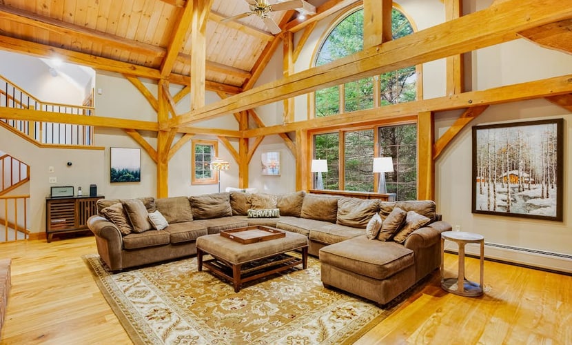 Tree-lined lodge with deck, fireplaces, porch, game room, & fast WiFi