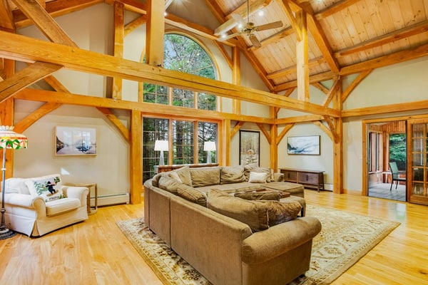 Tree-lined lodge with deck, fireplaces, porch, game room, & fast WiFi