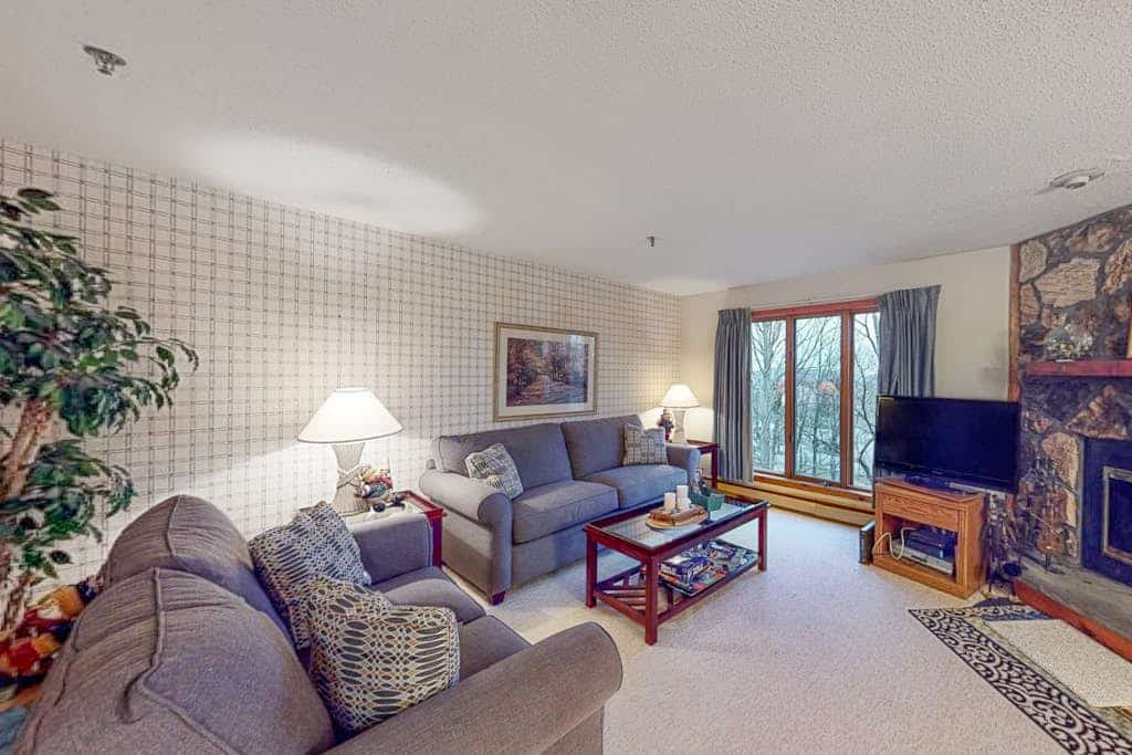 Lovely ski-in/out condo steps from ski lift with trails and amazing views