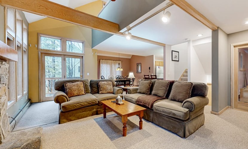 Golf course condo w/ views, close to skiing, balcony, w/d, wifi, cable, tv