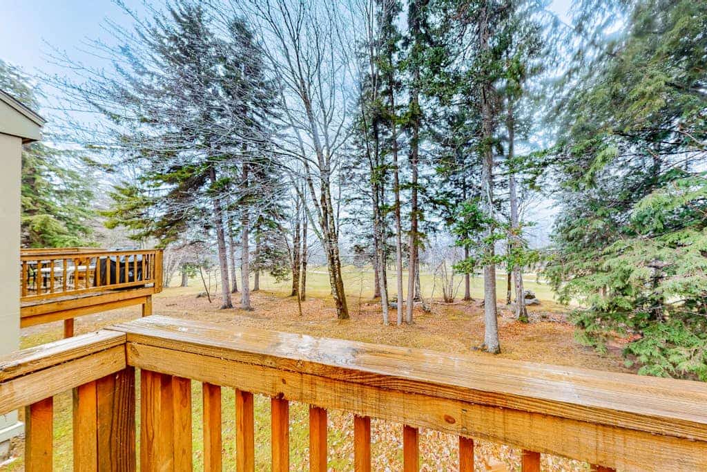 Golf course condo w/ views, close to skiing, balcony, w/d, wifi, cable, tv