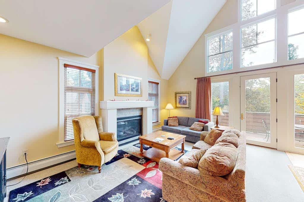 Two-story townhome with forest/mountain view, gas fireplace, pool, gym & saunas