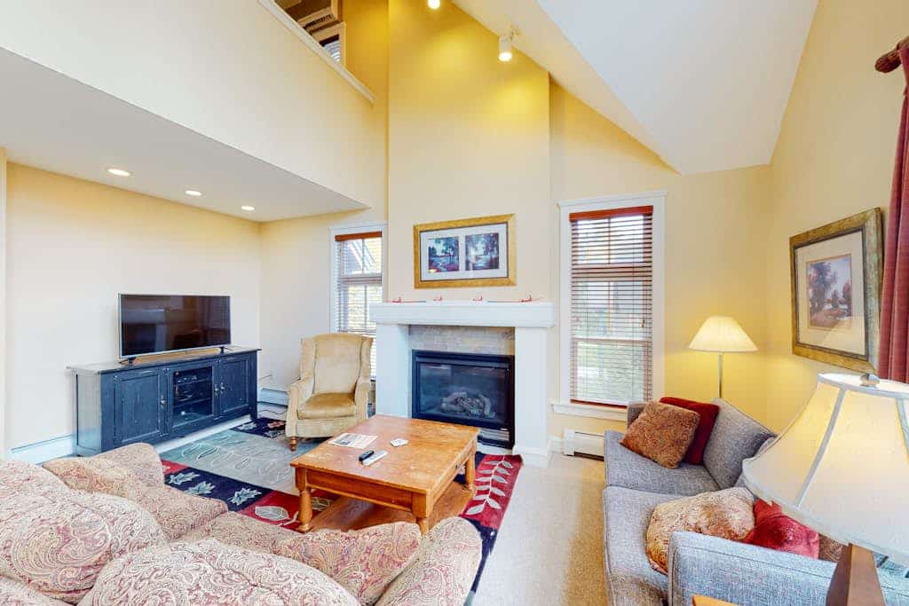 Two-story townhome with forest/mountain view, gas fireplace, pool, gym & saunas