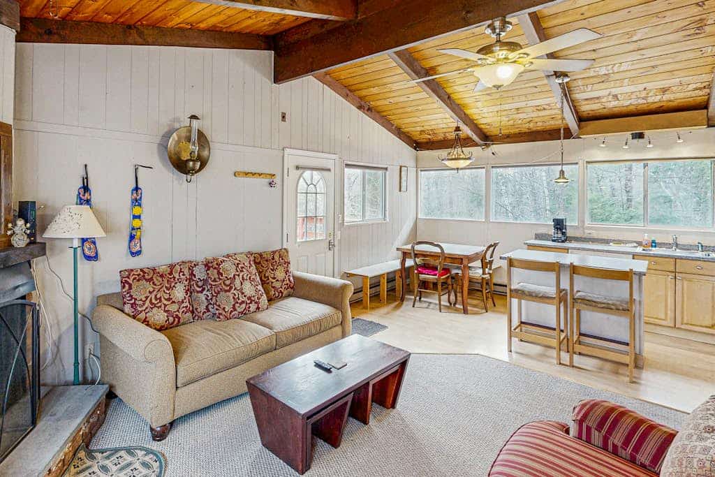 Cozy house w/ clubhouse heated pool, fireplace, balcony, jacuzzi, w/d, wifi