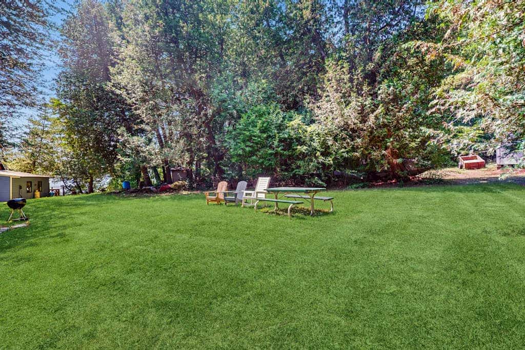 Classic lakefront cabin w/ screened-in porch & mountain views - dogs-friendly