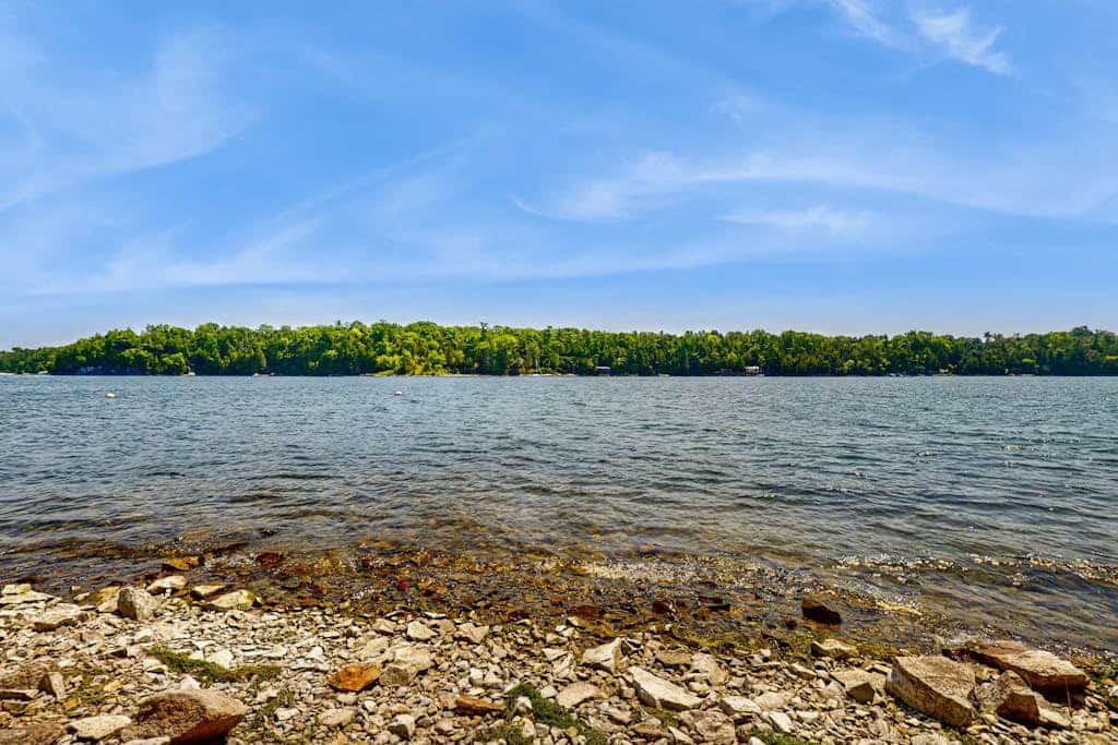 Classic lakefront cabin w/ screened-in porch & mountain views - dogs-friendly
