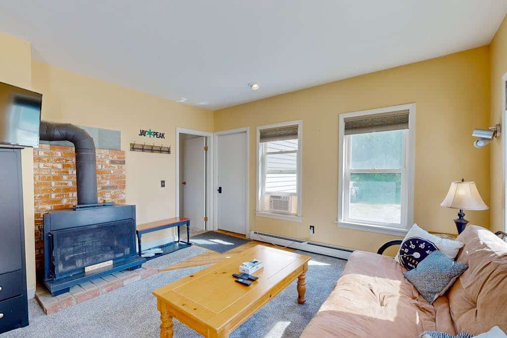 Convenient 3BR condo, close to Okemo, wifi, TV, village dining & walking