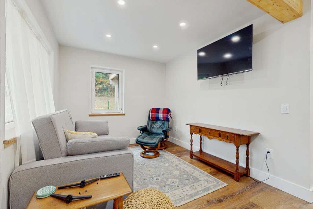 Beautiful house w/ mountain view, balcony, grill, central a/c, close to skiing