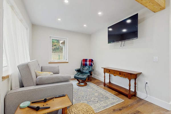 Beautiful house w/ mountain view, balcony, grill, central a/c, close to skiing
