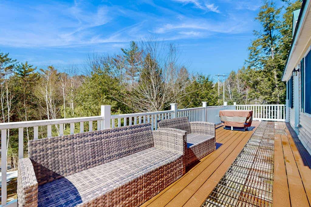 Delightful house w/ hot tub, wrap-around deck, ping-pong-pool table, fireplaces