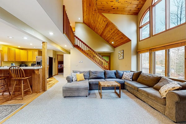 Exquisite home with fireplace, balcony, fast WiFi, jetted tub & washer/dryer