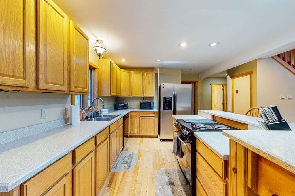 Exquisite home with fireplace, balcony, fast WiFi, jetted tub & washer/dryer