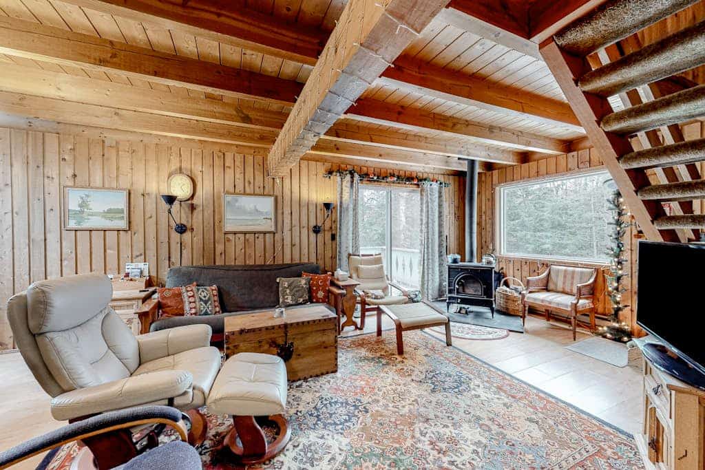 Dog-friendly home with woodstove & W/D - next to golf course and near skiing