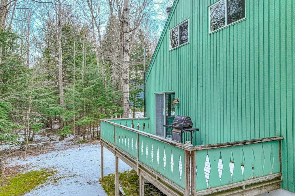 Dog-friendly home with woodstove & W/D - next to golf course and near skiing