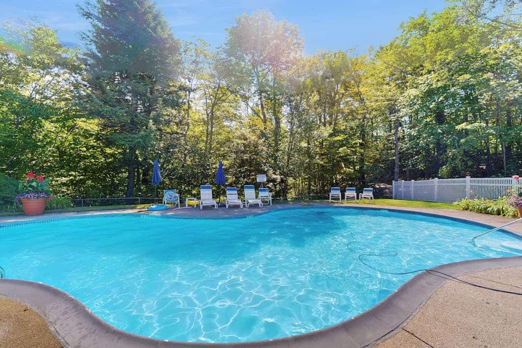 Ski-in/ski-out townhouse w/ trail access, fireplace, balcony, pool, hot tub