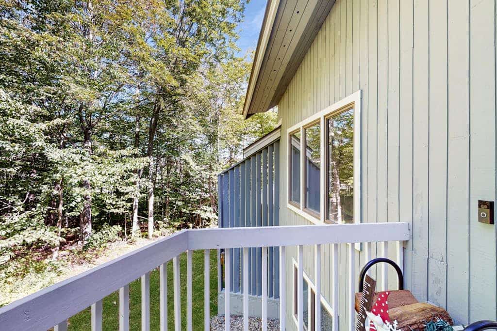 Ski-in/ski-out townhouse w/ trail access, fireplace, balcony, pool, hot tub