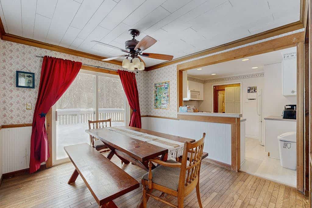Riverfront dog-friendly house w/ gas fireplace, deck, w/d, a/c, close to skiing!