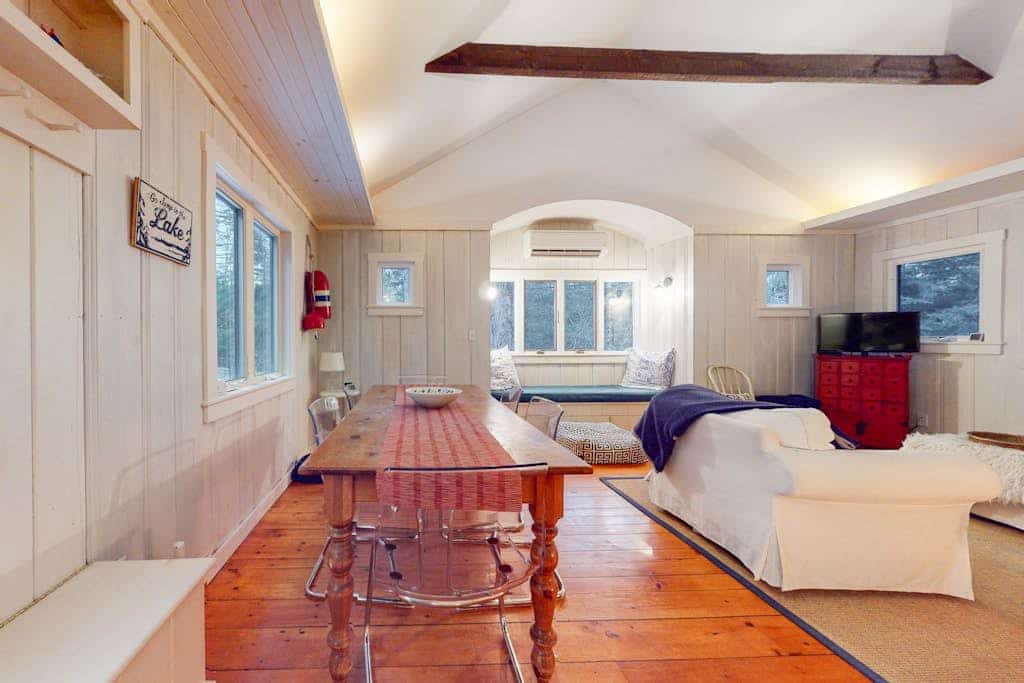 Cottage in the woods with a firepit, grill, washer/dryer, & AC - dog-friendly